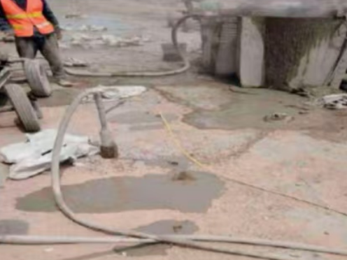 乌兰水泥混凝土路面板底注浆技术 路面脱空注浆整治方案