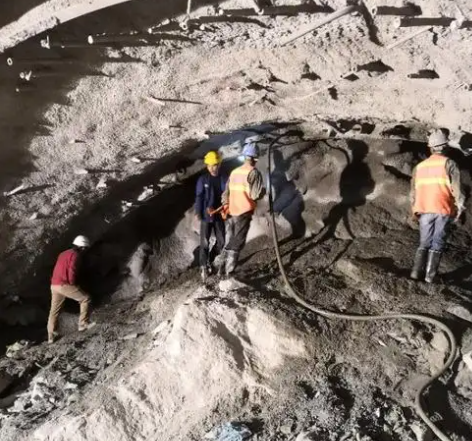 乌兰拱顶带模注浆料的施工流程及注意事项